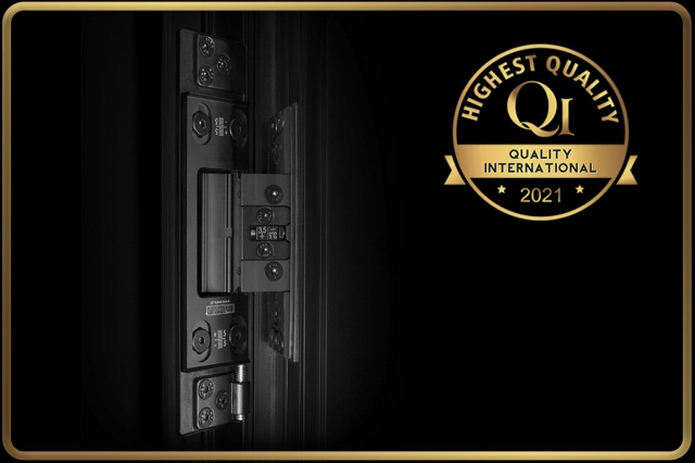 Das versteckte Scharnier erhielt das goldene QI-Emblem für das Produkt von höchster Qualität